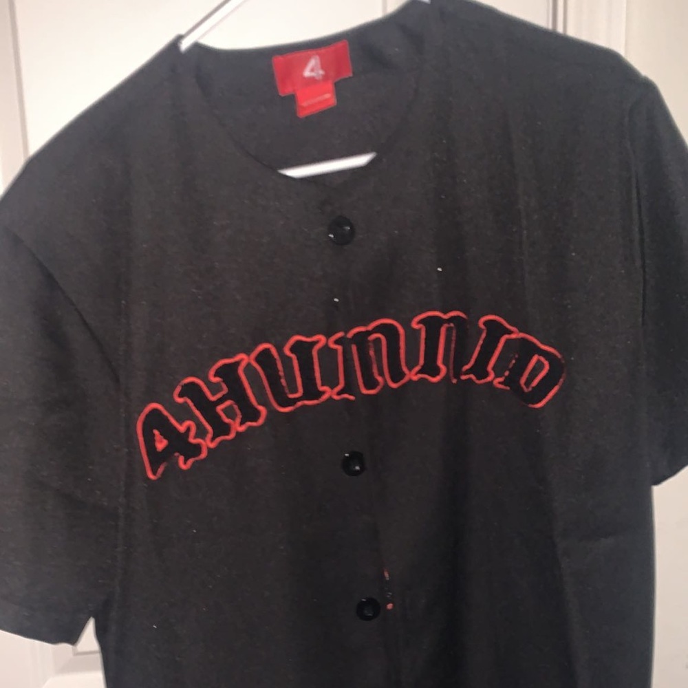 this is a yg 400 baseball jersey fits great and looks great